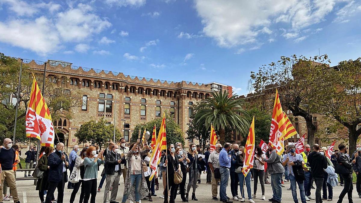 La protesta va reunir un centenar de professionals a Barcelona. | UGT