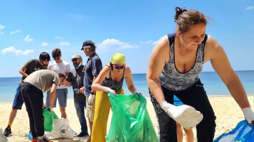 Voluntarias e voluntarios recollendo lixo mariño en Gures / mar de fábula