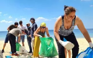 Máis de vinte voluntarios uníronse á chamada de Mar de Fábula para limpar a praia de Gures