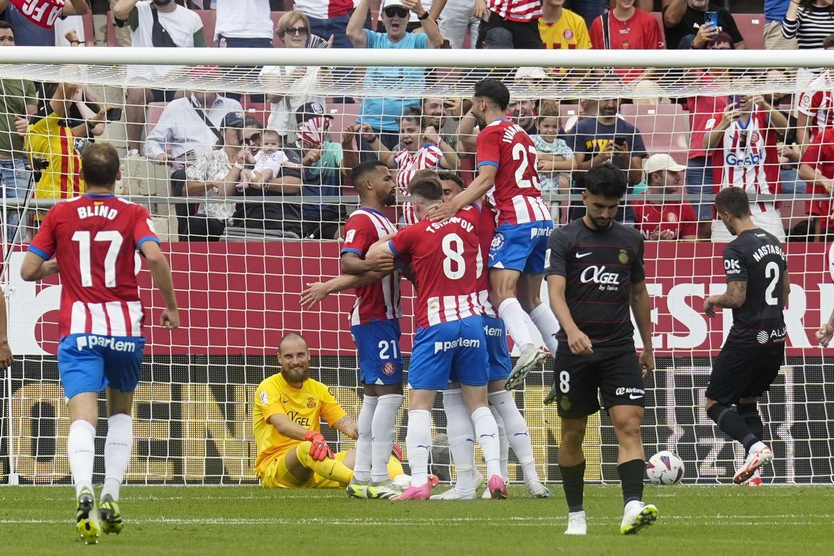 Los jugadores del Girona celebran el gol de penalti de Dovbyk.