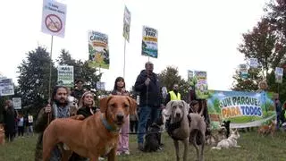 Familias, vecinos y perros se concentran contra el proyecto de parques caninos del Concello