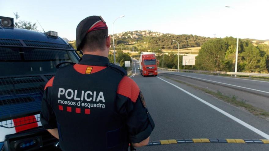 Un agent dels Mossos, durant un dispositiu preventiu