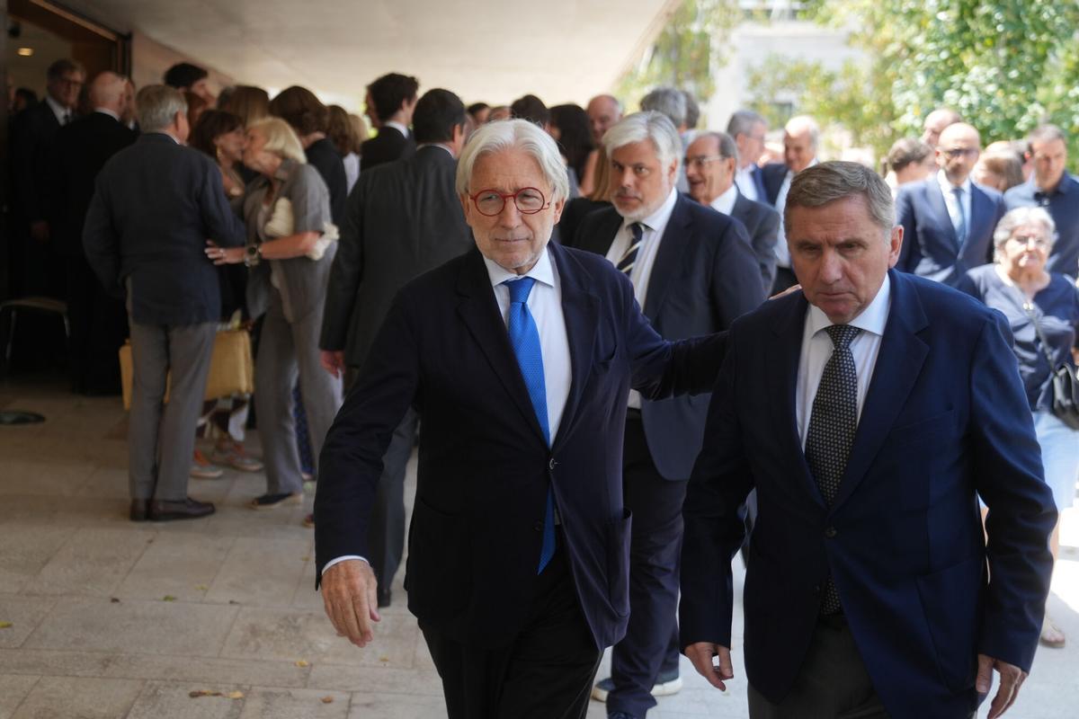 El presidente de Foment del Treball, Josep Sánchez Llibre (i), durante el funeral del expresidente de La Caixa Josep Vilarasau, en el Tanatori de Sant Gervasi, a 30 de julio de 2026, en Barcelona, Catalunya (España).