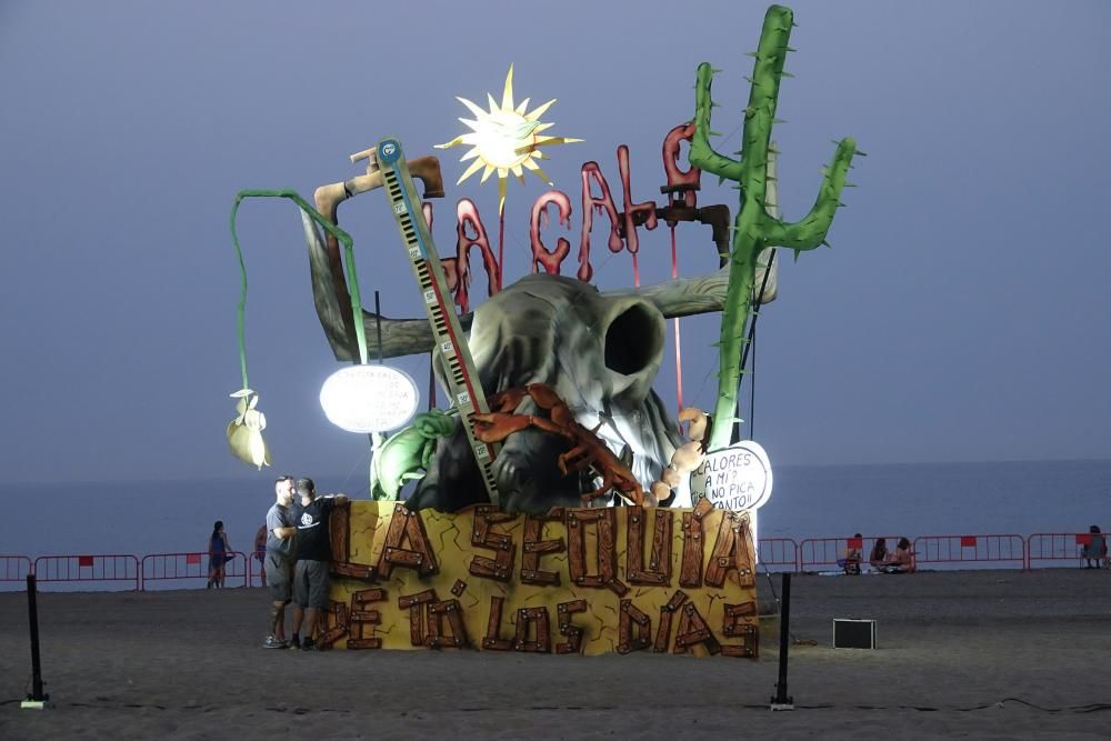 La quema del júa municipal y los fuegos artificiales tuvieron lugar en la playa de La Misericordia.