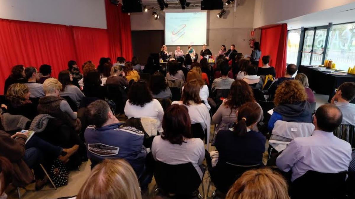 La delegación de profesores finlandeses explican su sistema educativo a la comunidad educativa de Viladecans.