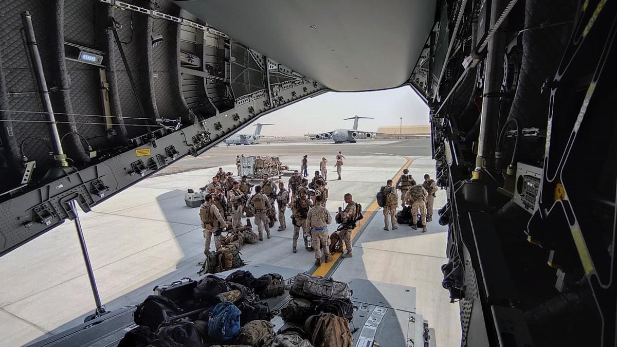 DUBÁI (EMIRATOS ÁRABES UNIDOS), 27/08/2021.- Último vuelo español de evacuación con el personal y colaboradores de Afganistán