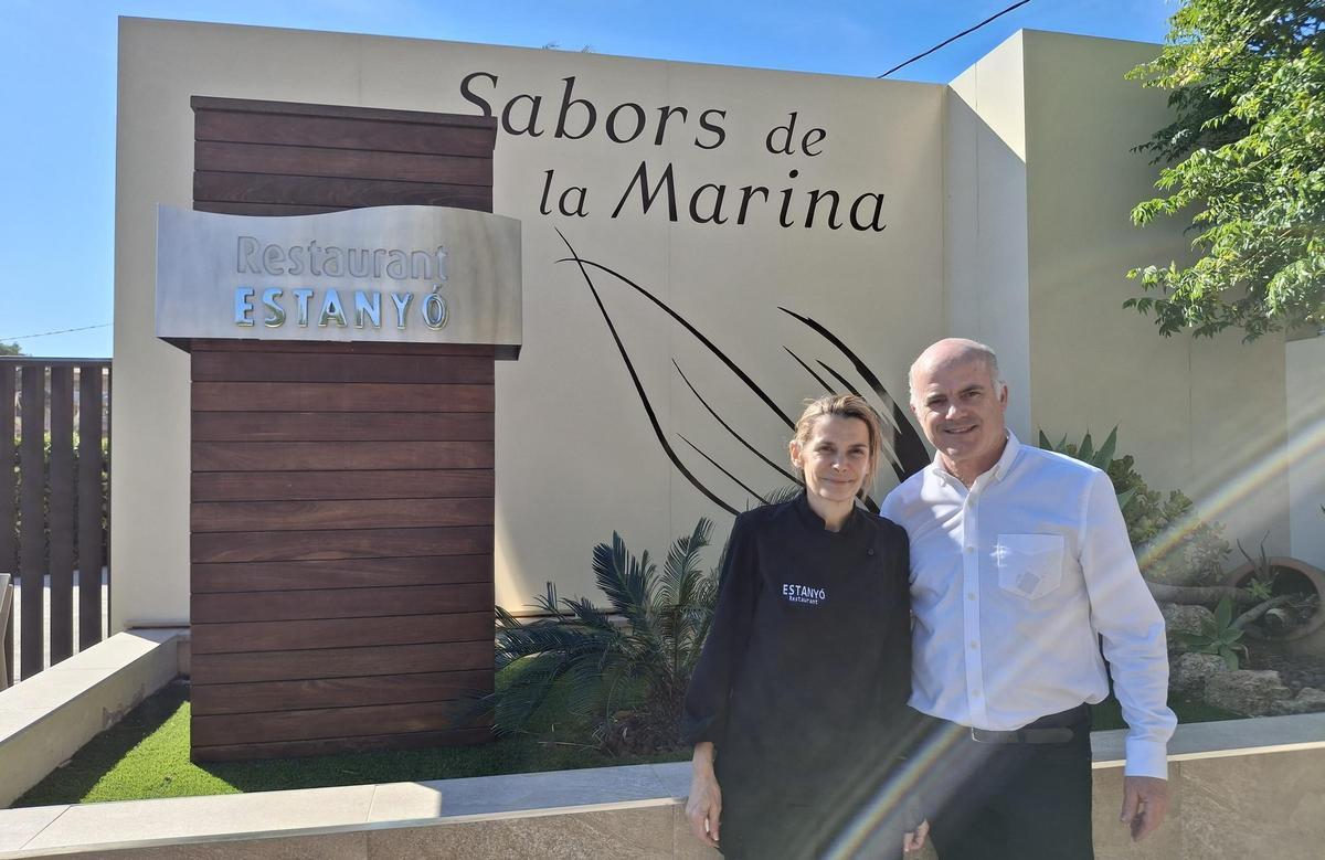 Mari Carmen y José, en la entrada actual al restaurante Estanyó, un lugar histórico de la gastronomía de Dénia