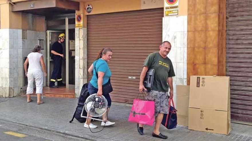 Consuelo Muñoz y Óscar Mejía salían ayer con sus pertenencias de la finca desalojada el pasado jueves.