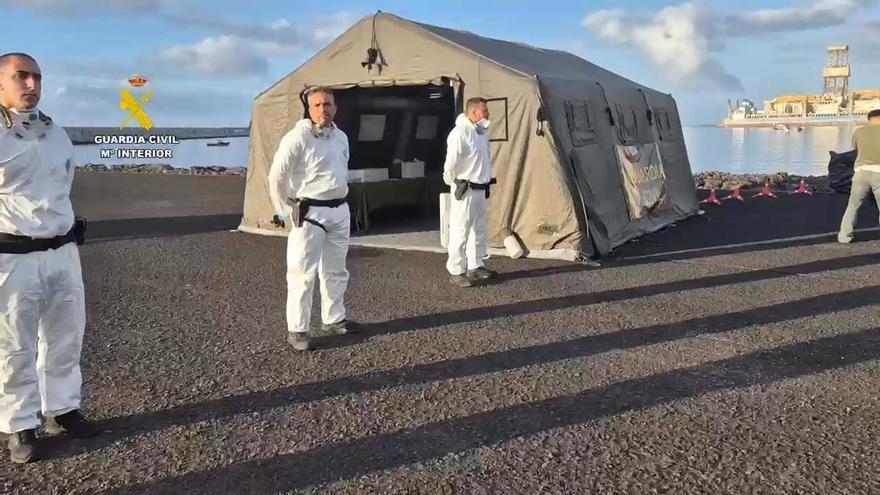 Guardias civiles blindan el área de recepción de los pasajeros del crucero afectado por hantavirus