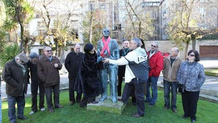 Lectura del manifiesto, frente a la estatua de Blanco Amor. // Regal