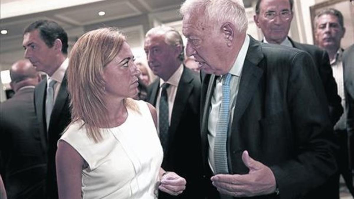 José Manuel García Margallo conversa con Carme Chacón al término del desayuno informativo.