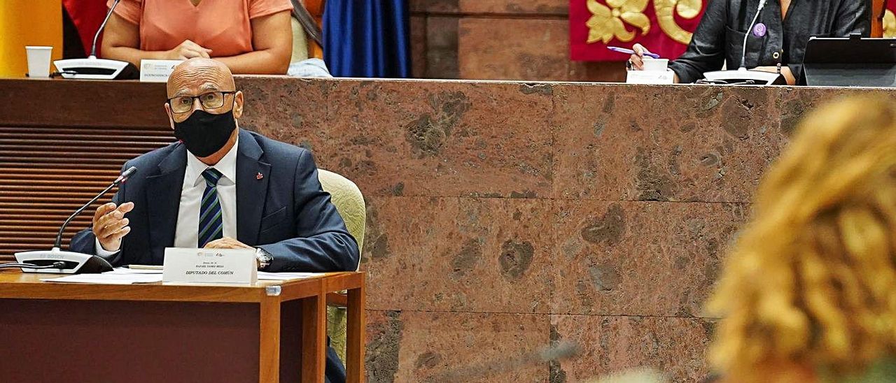 El Parlamento canario reclama más control a las residencias de mayores | RAMÓN DE LA ROCHA /EFE