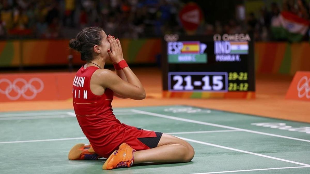 Carolina Marín después de ganar la medalla de oro de bádminton.