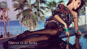 La model Nieves Álvarez posa per a l’Extra Nadal d’El Periódico.