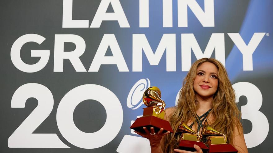 Fotografía de archivo del 16 de noviembre de 2023 donde aparece la cantante colombiana Shakira posando con los tres premios conseguidos durante la gala anual de los Latin Grammy, en Sevilla, España. EFE/ Jose Manuel Vidal
