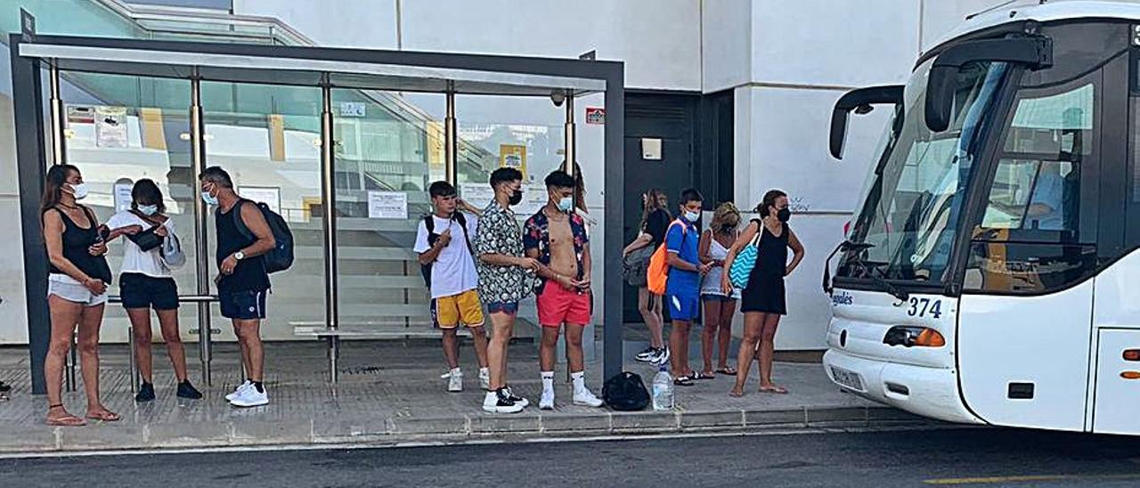 Pasajeros esperando un bus en la parada del Cetis.