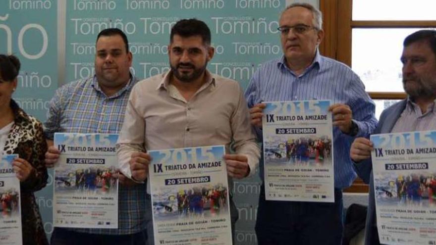 El teniente alcalde de Tomiño, Uxío Benítez (centro), ayer, en la presentación de la prueba. // Faro