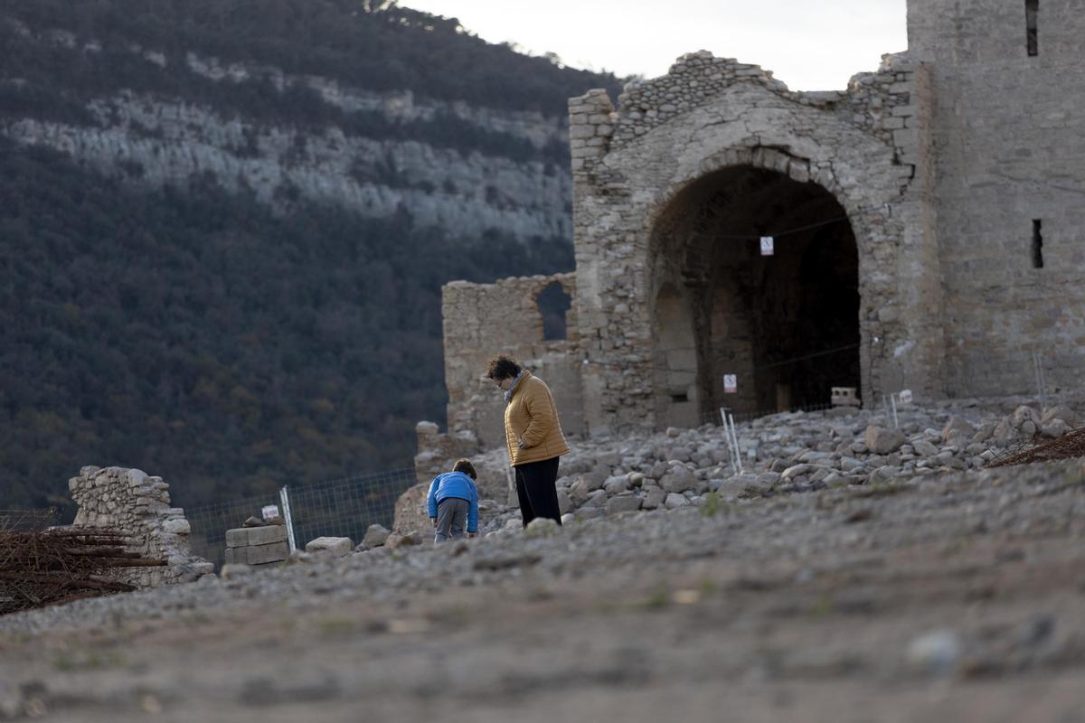 El pantano de Sau, con gran parte del pueblo al descubierto, por la sequía