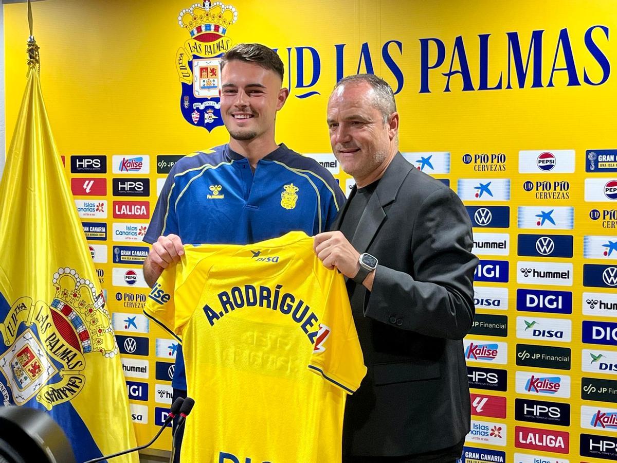 Andrés Rodríguez junto a Luis Helguera, en su presentación.