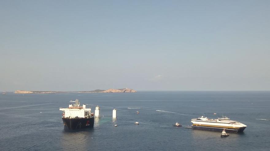 El carguero 'Red Zed 1' libera los buques de Trasmapi en la bahía de Sant Antoni