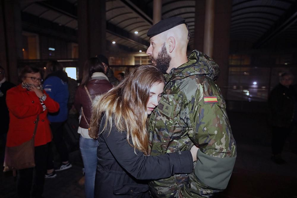 Un centenar de militares de Cerro Muriano parten a Letonia arropados por sus familias