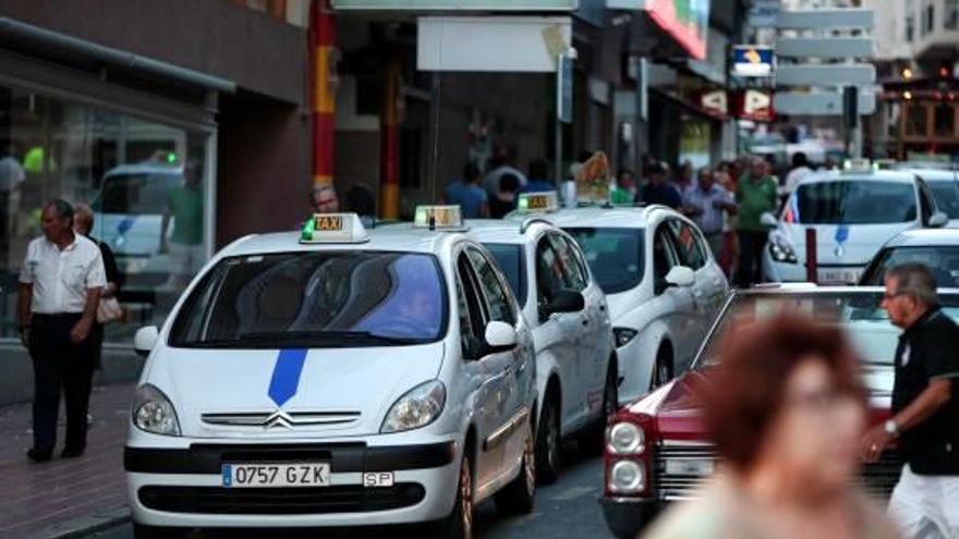 Taxis en una calle céntrica de Benidorm.