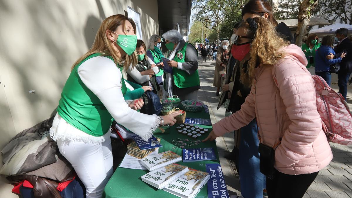 Voluntarios de la AECC este jueves, en la campaña de prevención del cáncer de colon en el bulevar del Gran Capitán