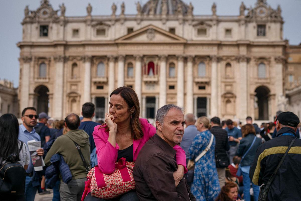 El papa León XIV reza su primer Regina Caeli en la Basílica de San Pedro