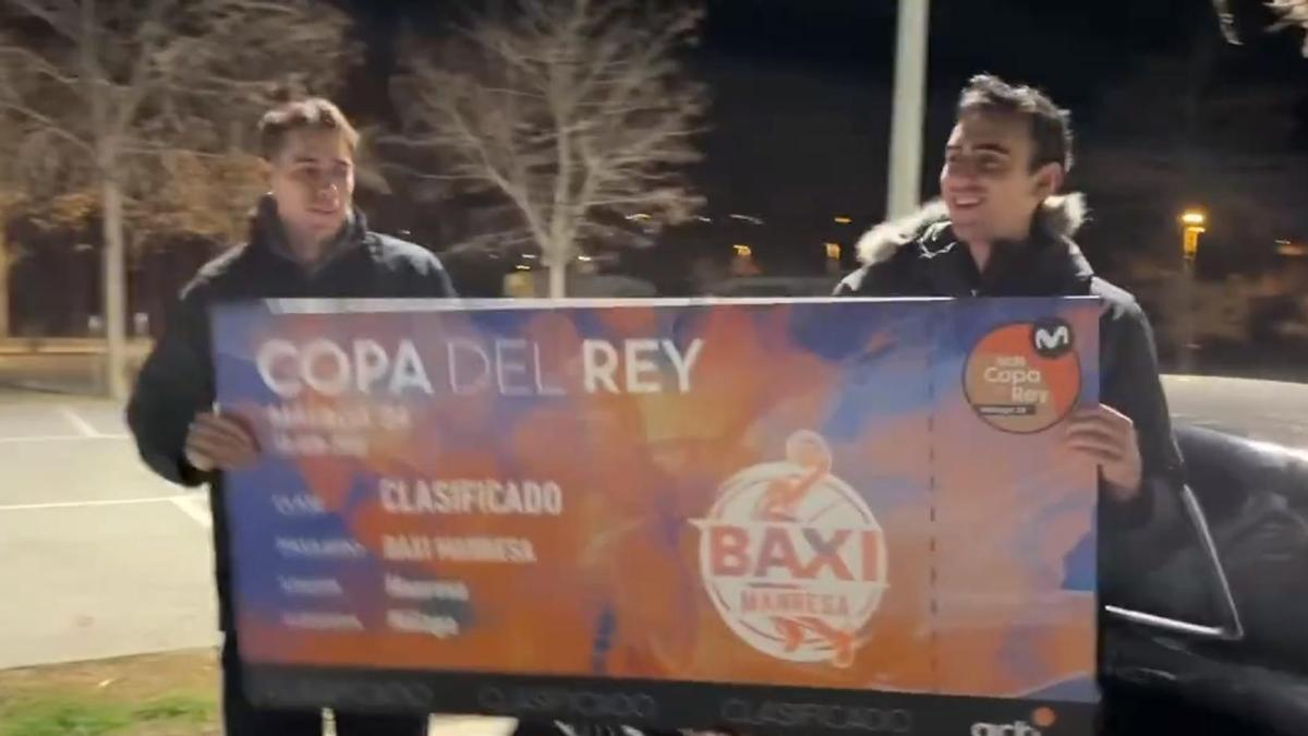 Juampi Vaulet i Guillem Jou amb el bitllet que commemora la classificació del Baxi a la Copa del Rei de Màlaga
