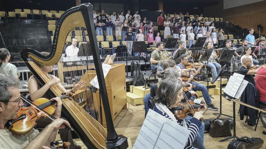 Ensayo con la Orquesta Filarmónica y el coro infantil que actuarán para el papa León XIV