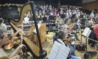 Ensayo con la Orquesta Filarmónica y el coro infantil que actuarán para el papa León XIV