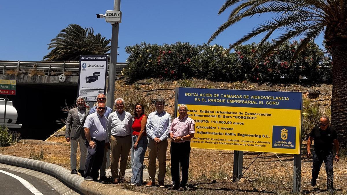 La consejera de Desarrollo Económico del Cabildo de Gran Canaria, Minerva Alonso; el presidente de GOROECO y la junta directiva; durante la visita para ver las cámaras de videovigilancia de El Goro.