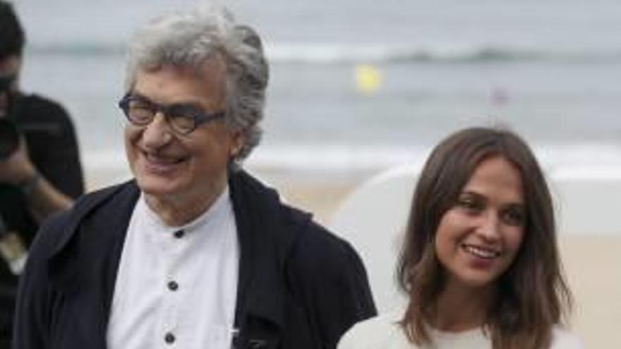 Wim Wenders y Alicia Vikander, ayer en San Sebstián.