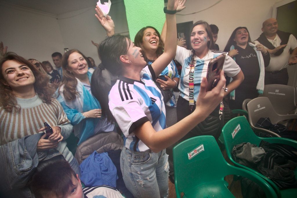 Aficionados argentinos en Murcia: partido, penaltis y celebración