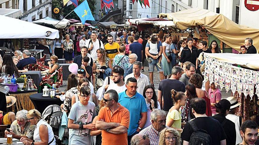 Asistentes a la Feria Medieval de 2019. |  // VÍCTOR ECHAVE