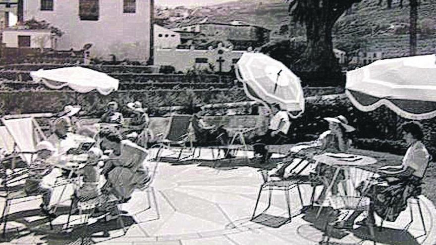 En la imagen, un grupo de turistas descansa entre las sombrillas