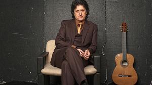 El mestre Juan Manuel Cañizares interpreta en acústic una de les seves composicions.