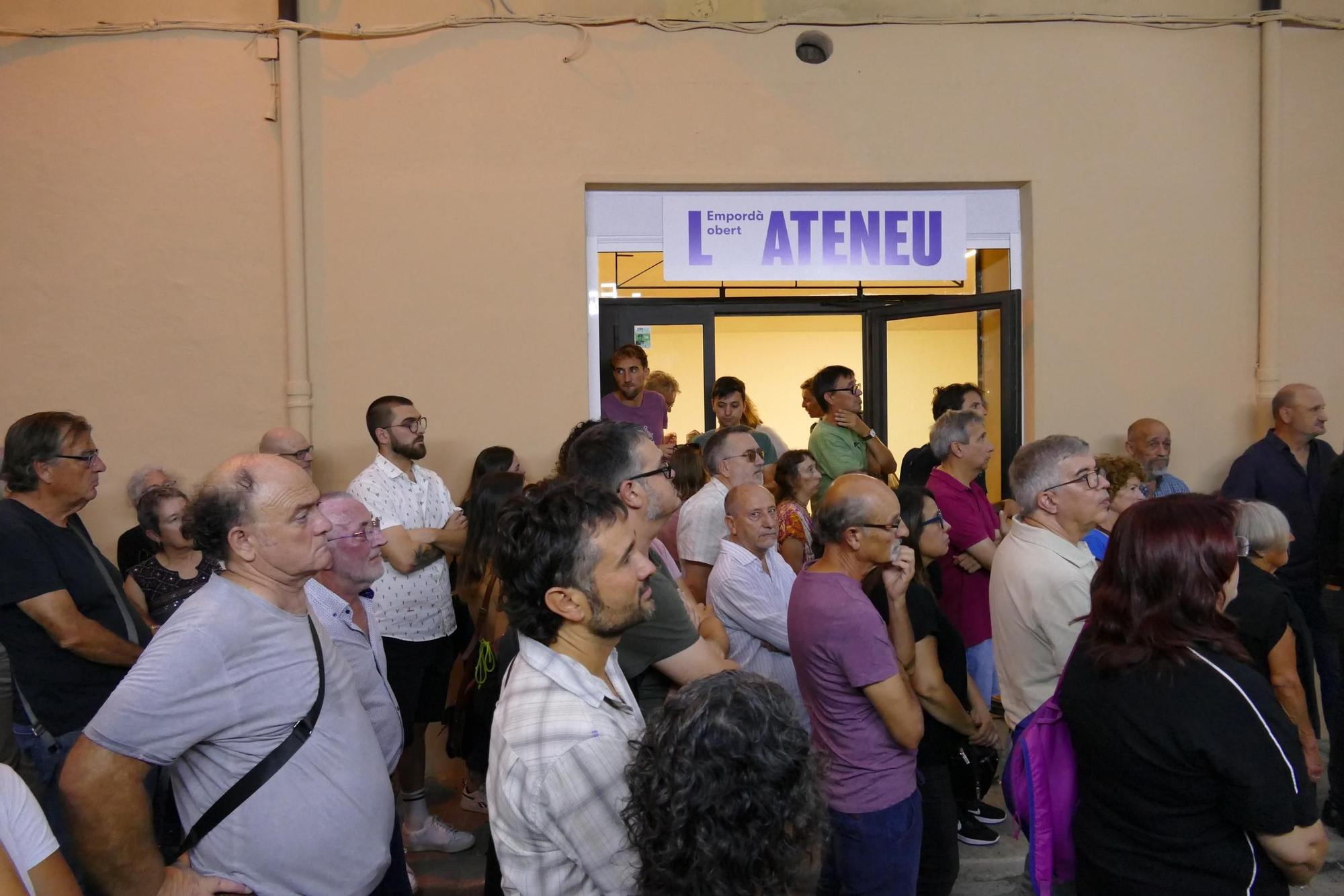 El nou Ateneu de Figueres atrau desenes de persones el dia de la seva inauguració