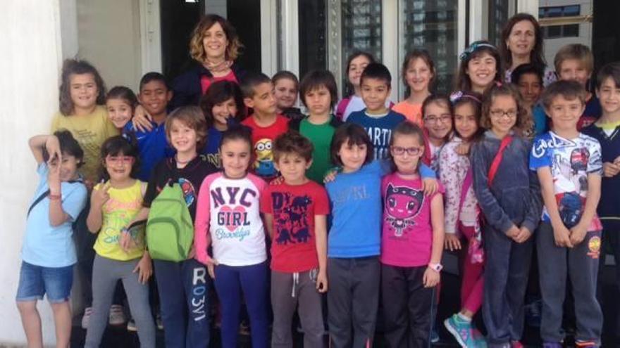 Los alumnos de 2.º de Primaria de  L&#039;Almassil visitan Levante-EMV