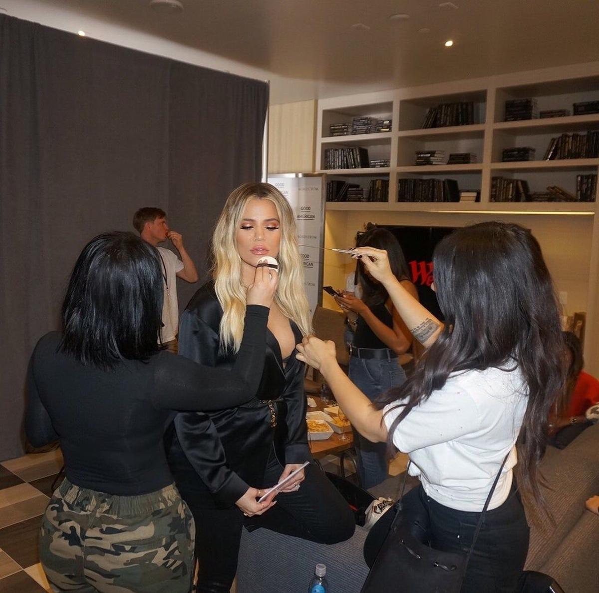 Khloé Kardashian se deja maquillar