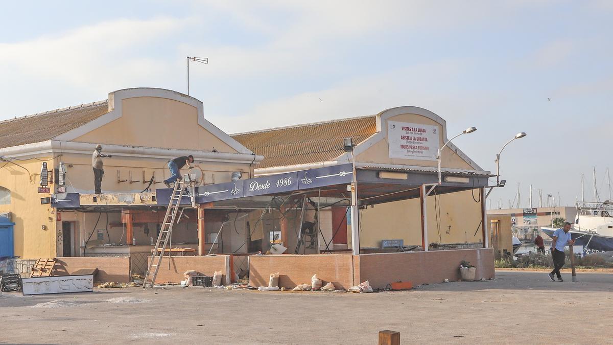 Desmontaje de la cubierta del kiosco El Isla que comenzará a su actividad en el acceso de la nueva lonja