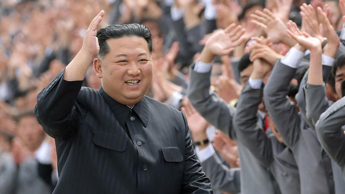 Kim Jong-un saluda a los asistentes en un acto en Pyongyang.