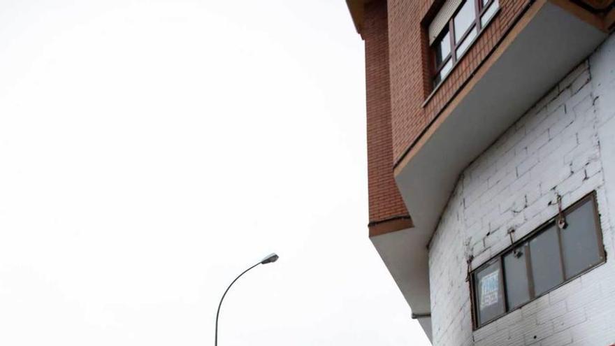 Los bomberos acercan un ventilador al garaje afectado.