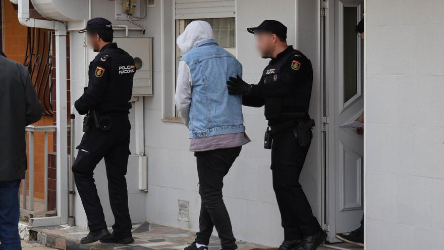 El detenido sale escoltado tras el registro policial de su vivienda ubicada en la rua de Abaixo, en el barrio de Coia ( Vigo )