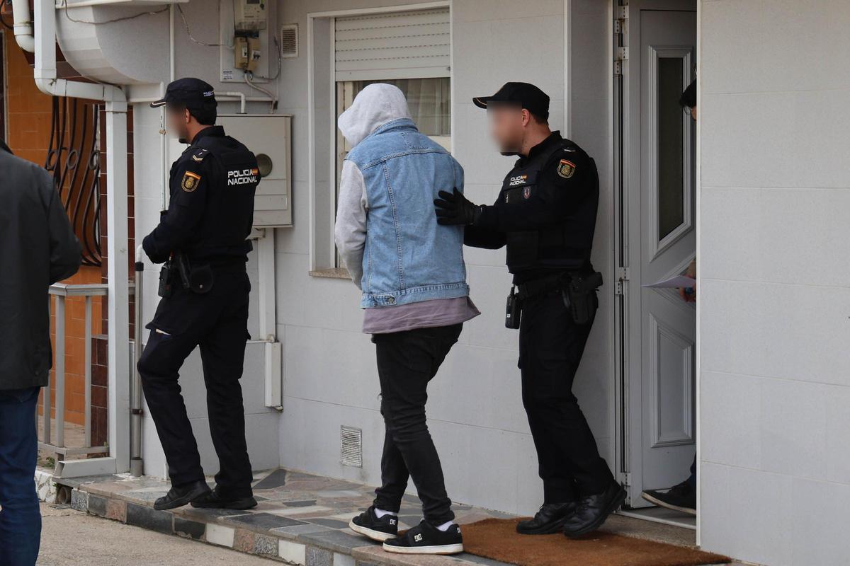 El detenido sale escoltado tras el registro policial de su vivienda ubicada en la rua de Abaixo, en el barrio de Coia ( Vigo )