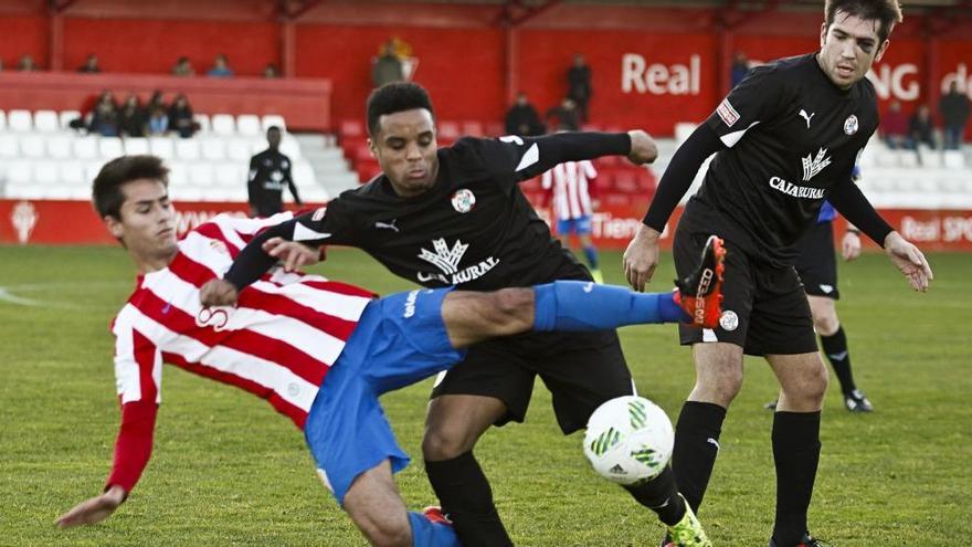 El rojiblanco Jaime Santos disputa el balón.