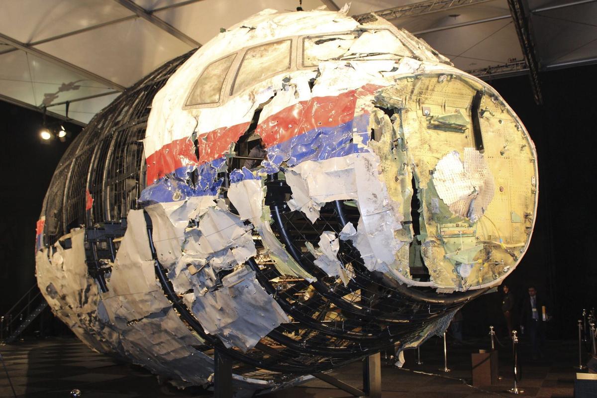 MAV02 GILZE-RIJEN (HOLANDA) 17/05/2016.- Fotografía facilitada hoy, 17 de mayo de 2016, que muestra la reconstrucción del morro del avión de Malaysia Airlines derribado en Ucrania el 13 de octubre de 2015. El avión, que atendía el vuelo MH17, fue derribado con 298 personas a bordo en el este de Ucrania por un misil en una zona en la que combatían fuerzas gubernamentales y rebeldes prorrusos. Holanda lidera la investigación internacional sobre las causas del accidente del avión de Malaysia Airlines. EFE/Lloyd Jones PROHIBIDO SU USO EN AUSTRALIA Y NUEVA ZELANDA