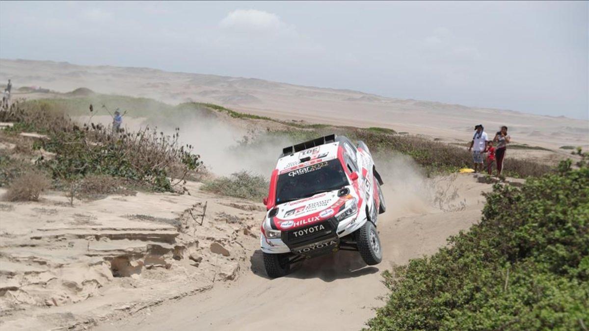 Nasser Al Attiyah sigue líder del Dakar en coches