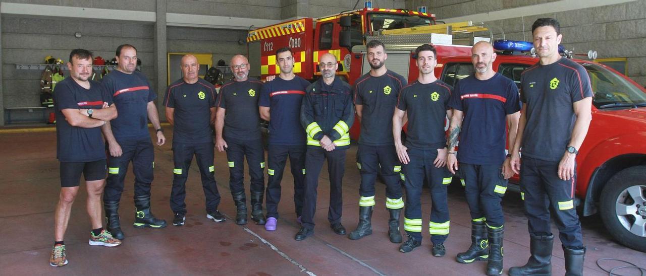 Los nueve profesionales de los bomberos de Ourense que estaban de servicio este martes.   | // IÑAKI OSORIO