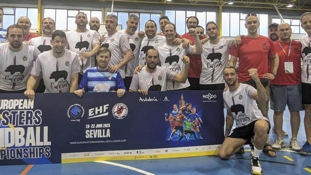 Foto de familia del Balonmán Lalín Veteranos tras conseguir el sexto puesto en el Europeo de Sevilla. | Nicolás Varela